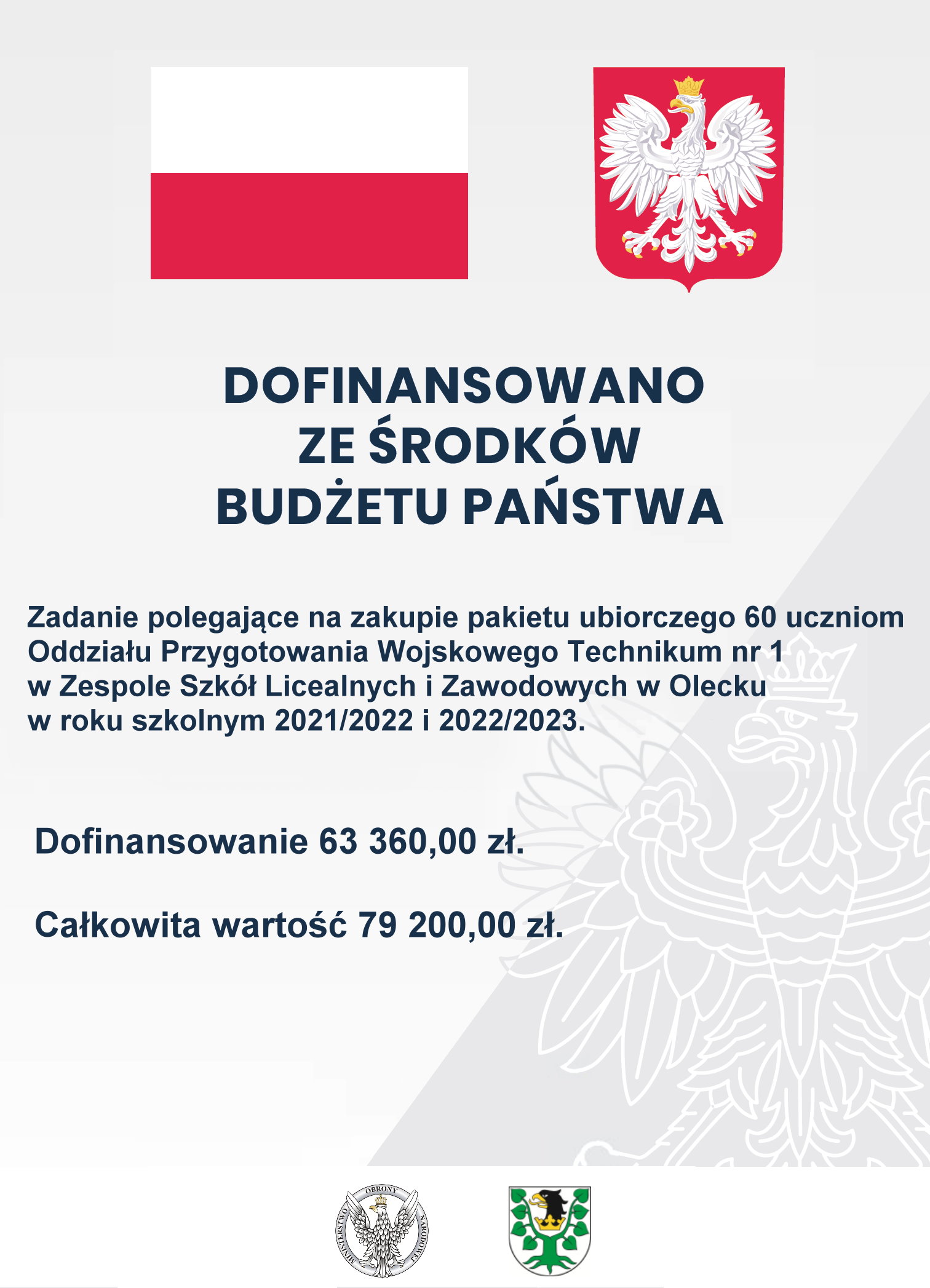 Na g&oacute;rze flaga i godło Polski. Pod nimi napisy. Dofinansowano ze środk&oacute;w budżetu państwa. Zadanie polegające na zakupie pakietu ubiorczego 60 uczniom Oddziału Przygotowania Wojskowego Technikum nr 1 w Zespole Szk&oacute;ł Licealnych i Zawodowych w Olecku w roku szkolnym 2021/2022 i 2022/2023. Dofinansowanie 63 360 zł. Całkowita wartość 79 200 zł. Na dole 2 logotypy, tj. ministerstwa i urzędu. Jeden przedstawia orła, a wok&oacute;ł niego napis: Ministerstwo Obrony Narodowej. Drugi to herb Powiatu Oleckiego. Przedstawia on głowę orła z dziobem i koroną na szyi pomiędzy 2 konarami lipy, z kt&oacute;rych każdy ma 4 liście.